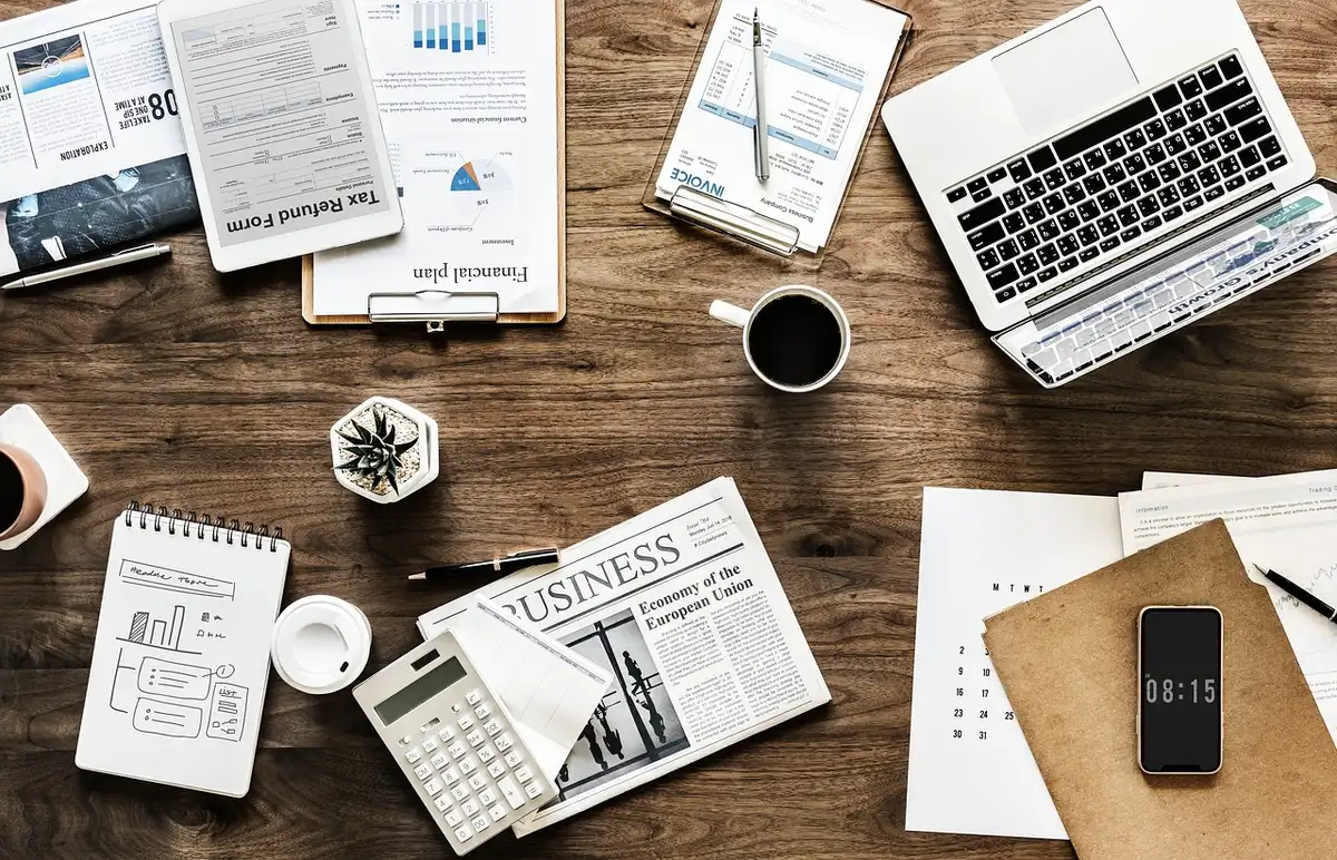 Calendrier et fiche de présence sur un bureau illustrant les 45 jours de présence effective