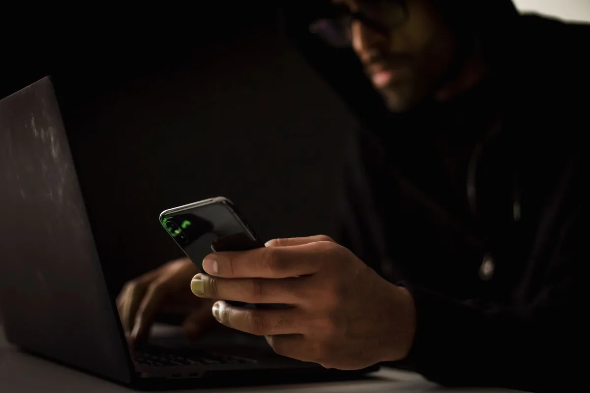 Validation d'authentification sur smartphone près d'un ordinateur