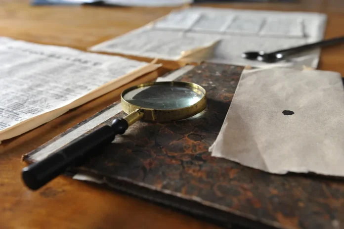 Ticket de caisse et facture sur un bureau éclairé par la lumière du jour