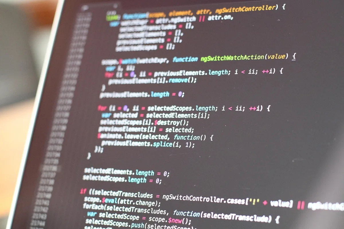 Équipe testant un logiciel de recrutement lors d'une démonstration