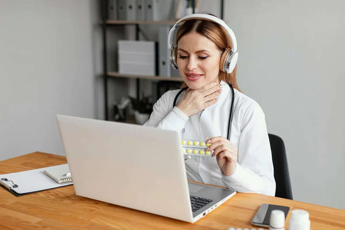 Téléconsultation médicale montrant un professionnel sur écran et documents