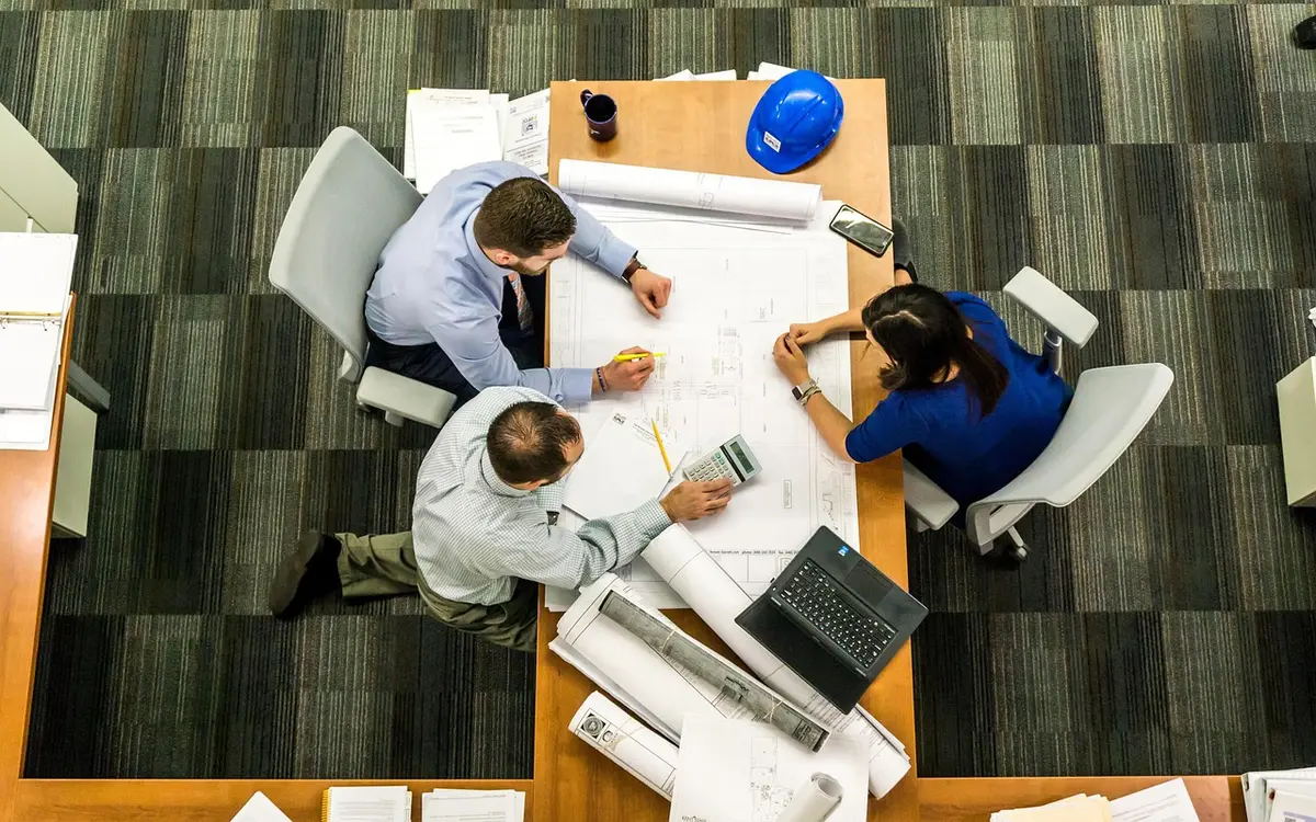 Responsable RH préparant un plan d'action pour l'égalité et la parité en entreprise