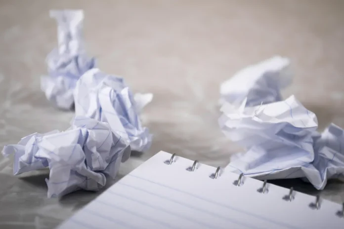 Chèque rejeté avec tampon rouge sur documents bancaires