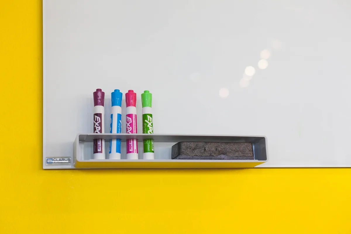 Équipe devant un tableau blanc listant cas d'usage et priorités