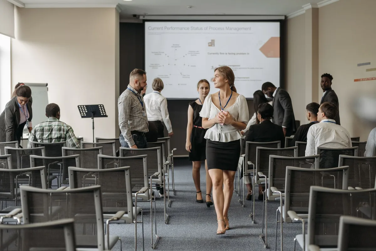 Session de formation en entreprise avec participants et ordinateurs portables