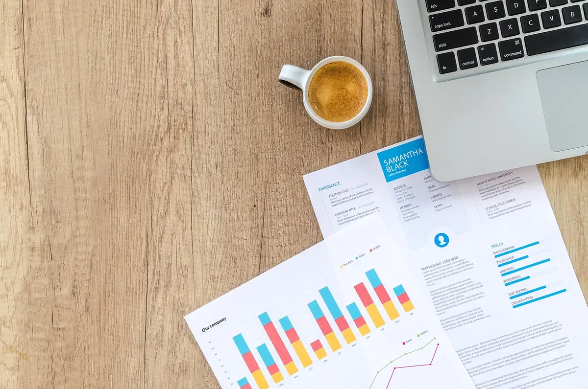 Calculs de paie sur ordinateur avec fiches de paie et documents