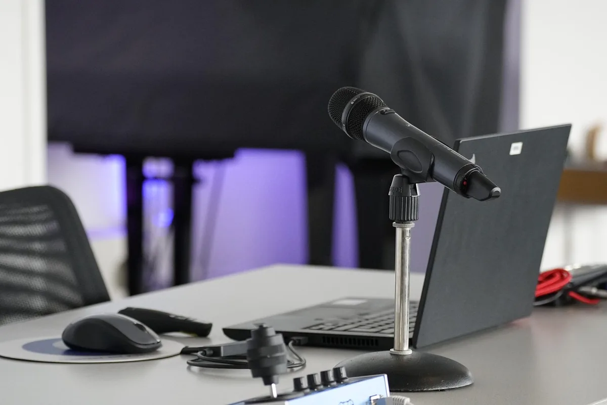 Ordinateur portable et casque prêt pour une session d’interprétation à distance