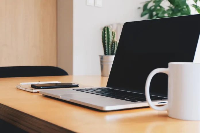 Espace de travail d’un interprète indépendant près d’une fenêtre en plein jour Espace de travail d’un interprète indépendant près d’une fenêtre en plein jour
