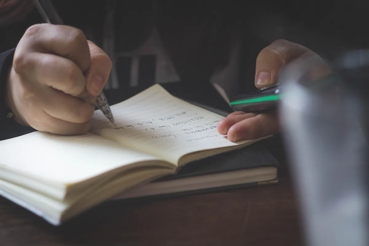 Fiche projet et checklist comparant deux devis posées sur un bureau