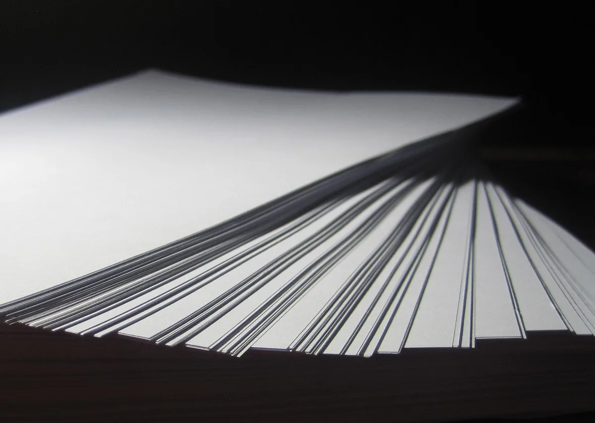 Dossier fiscal et documents de succession sur une table