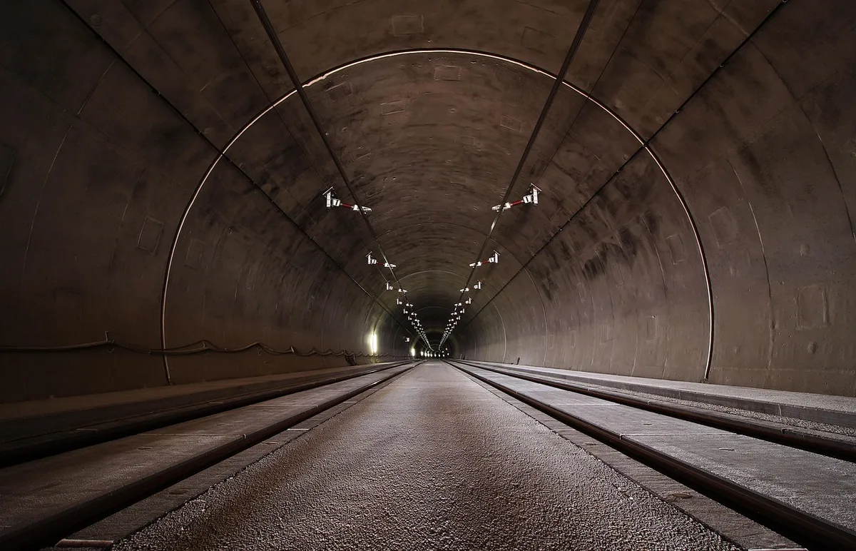Couloir d'un tribunal avec portes et lumière du jour