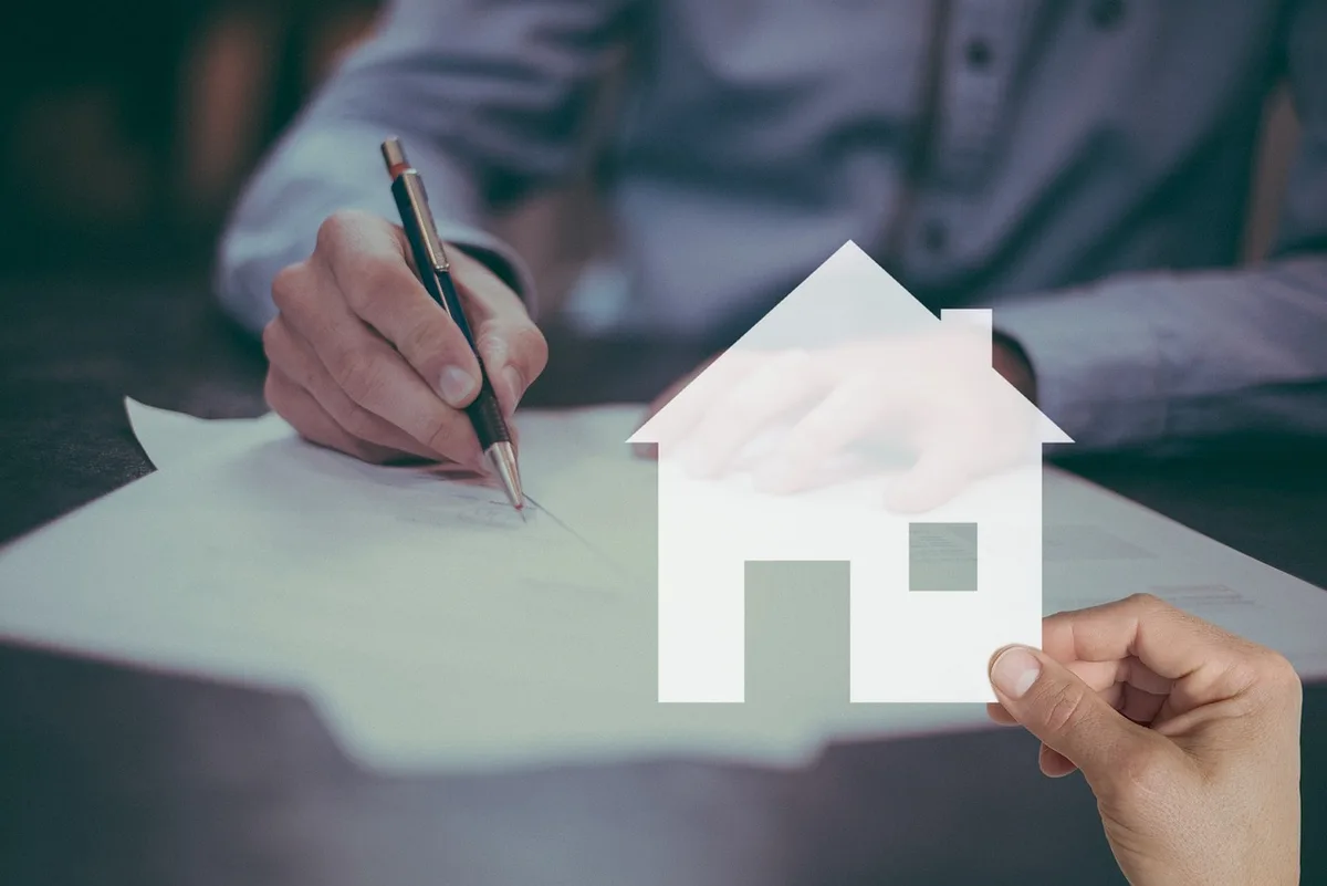 Acte de vente et état daté sur une table lors d'une signature, lumière du jour