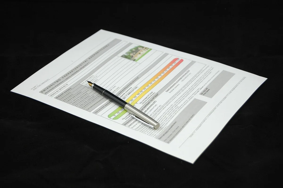 Personne vérifiant des papiers d'éligibilité à un bureau en journée