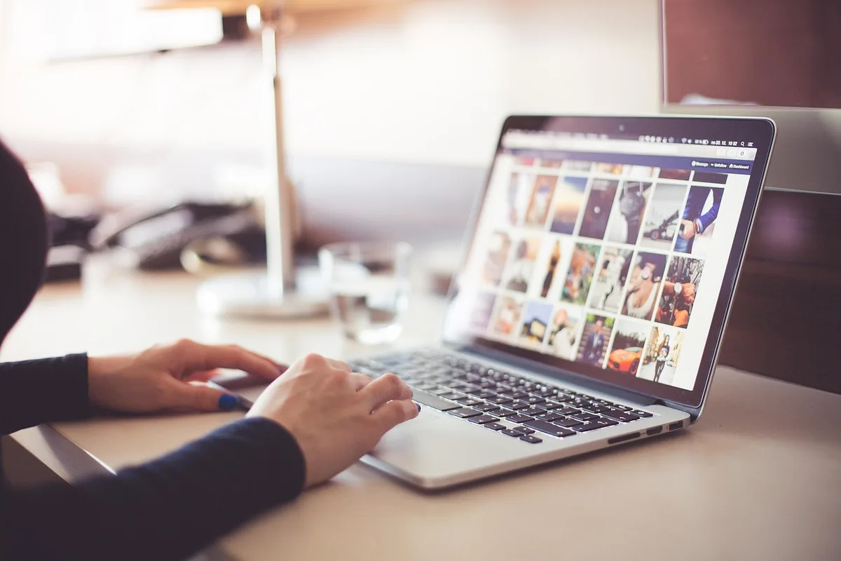 Ordinateur portable montrant une interface de gestion documentaire sécurisée
