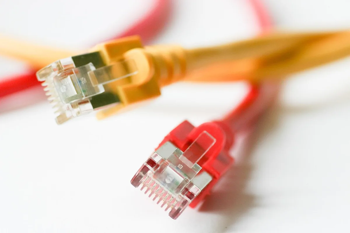 Racks de serveurs et équipements réseau dans une salle serveur