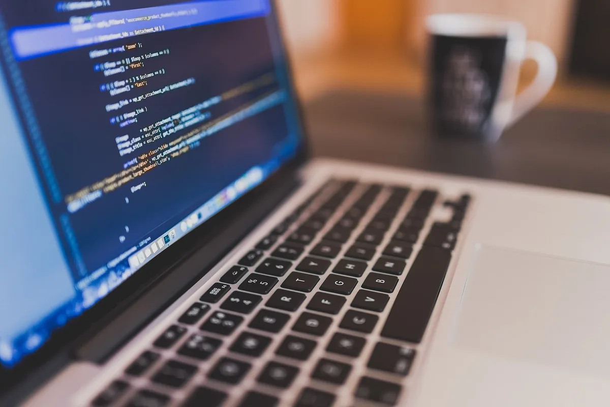 Ordinateur portable affichant du code et un navigateur