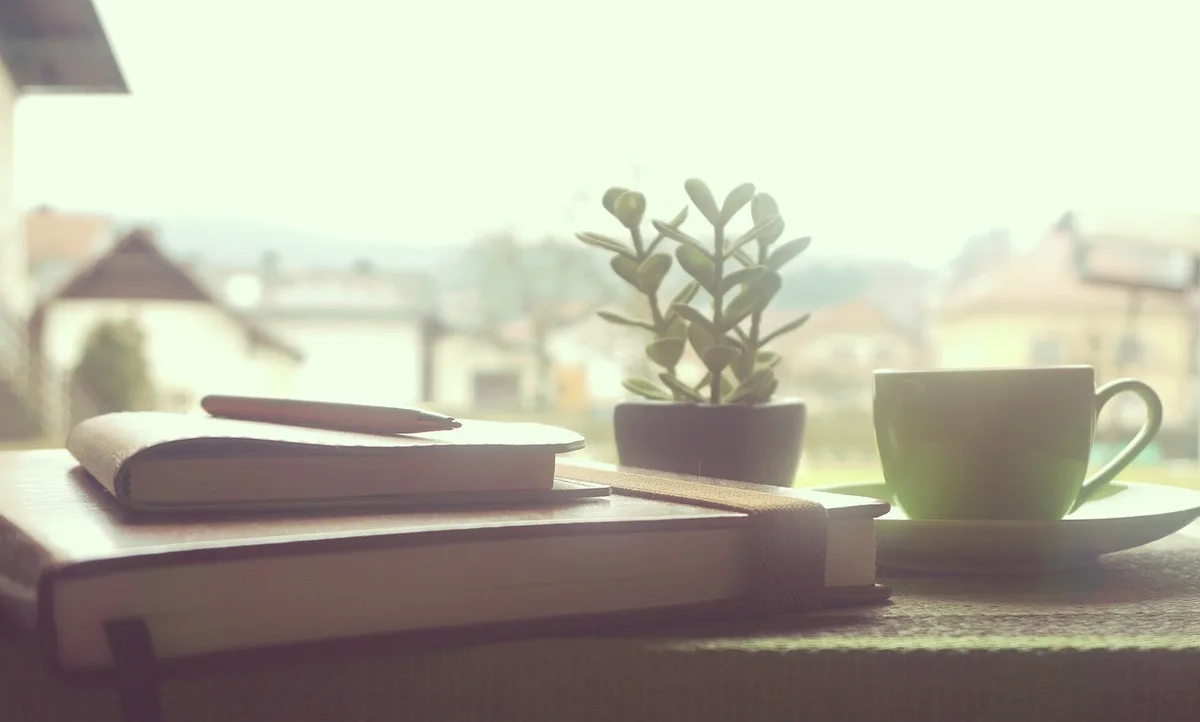 Poste de travail d'un micro-entrepreneur avec factures et carnet de notes