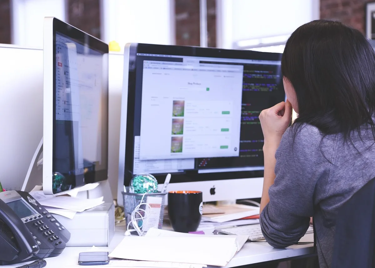 Jeune professionnel planifiant son projet entrepreneurial avec documents et stratégie.