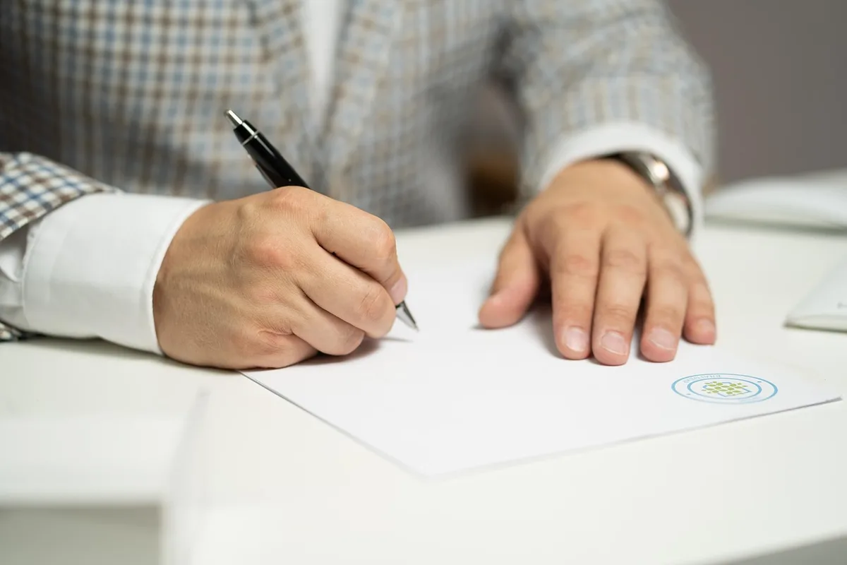 Document de contrat de travail avec stylo sur un bureau