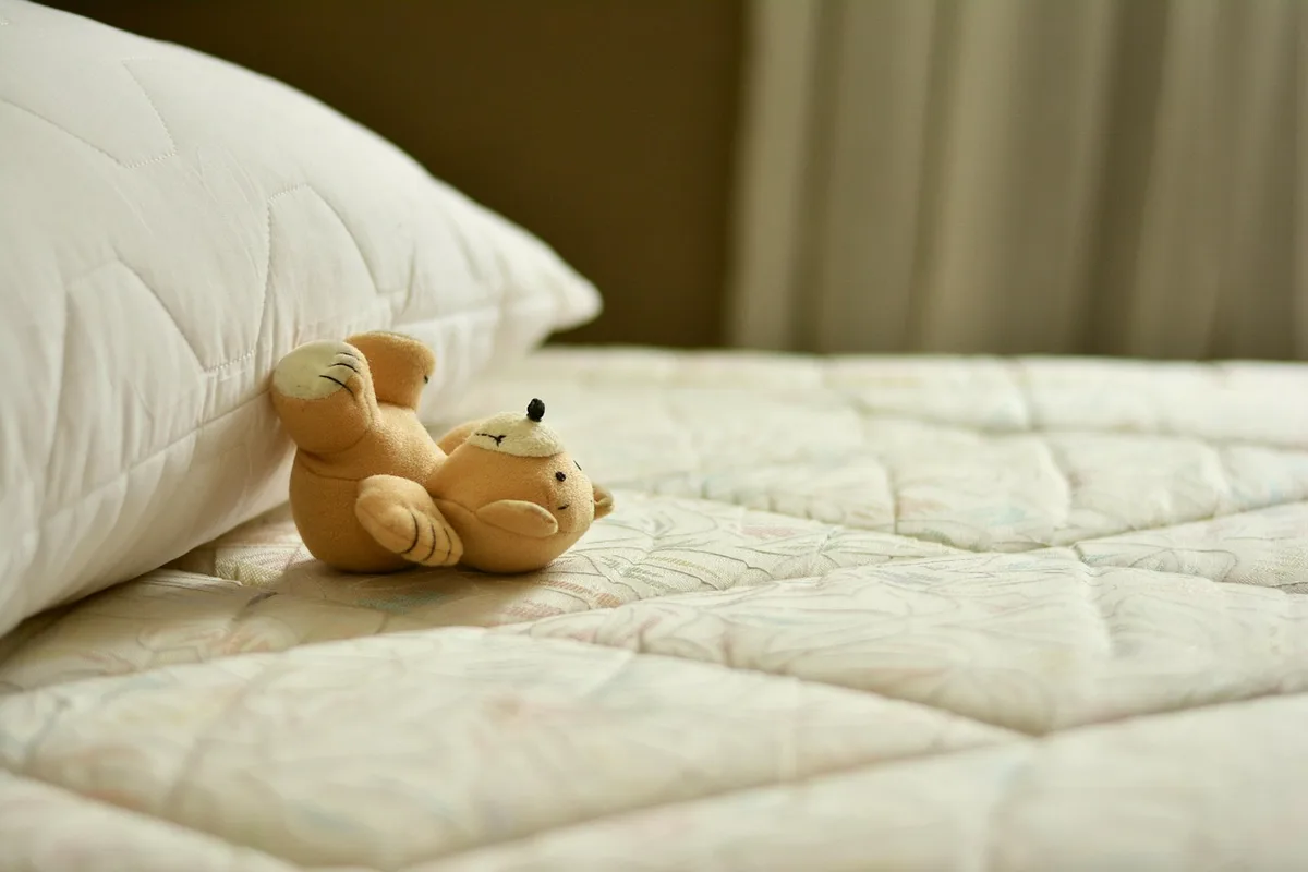 Personne préparant le logement entre deux séjours, draps et ménage
