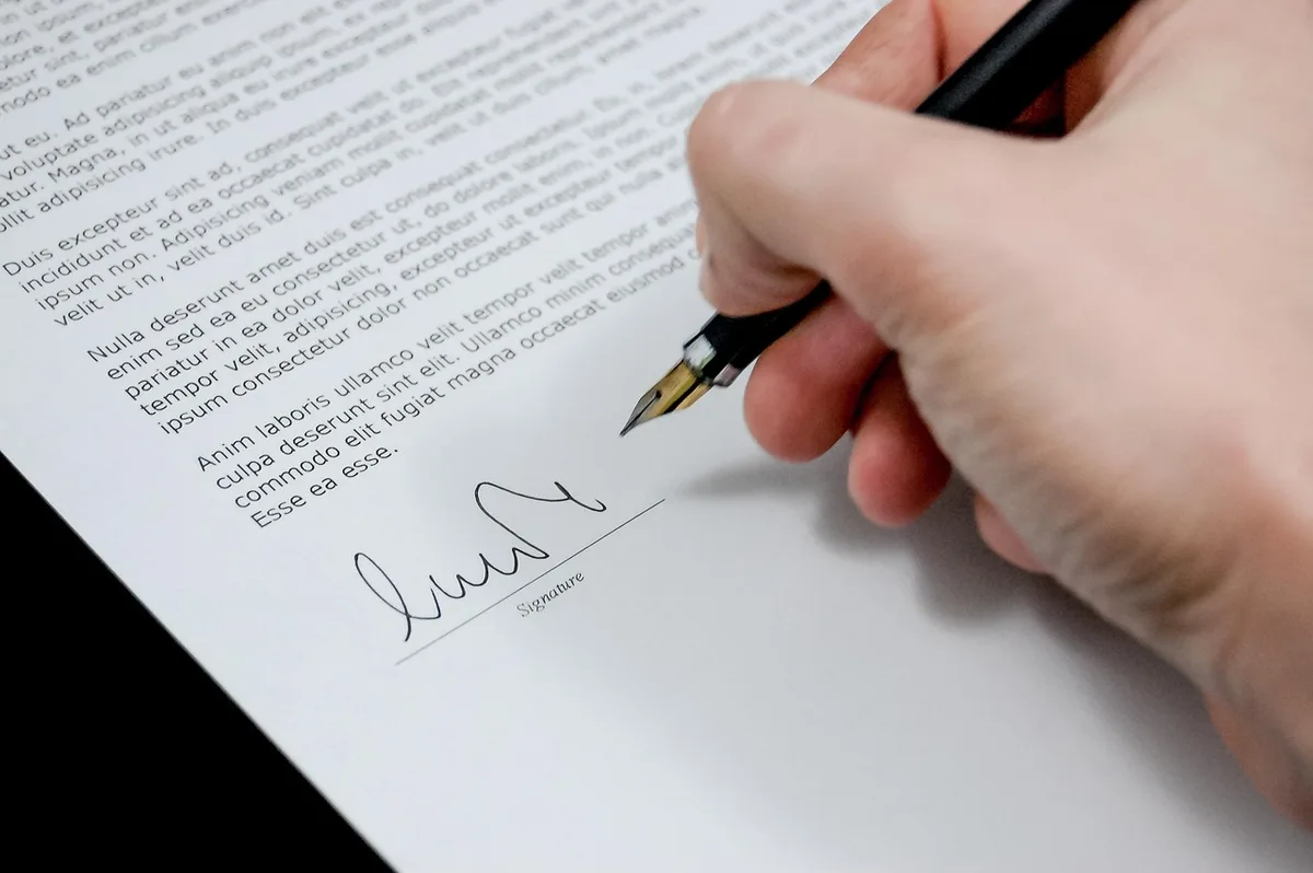 Personnes signant un état des lieux avec photo du trousseau de clés