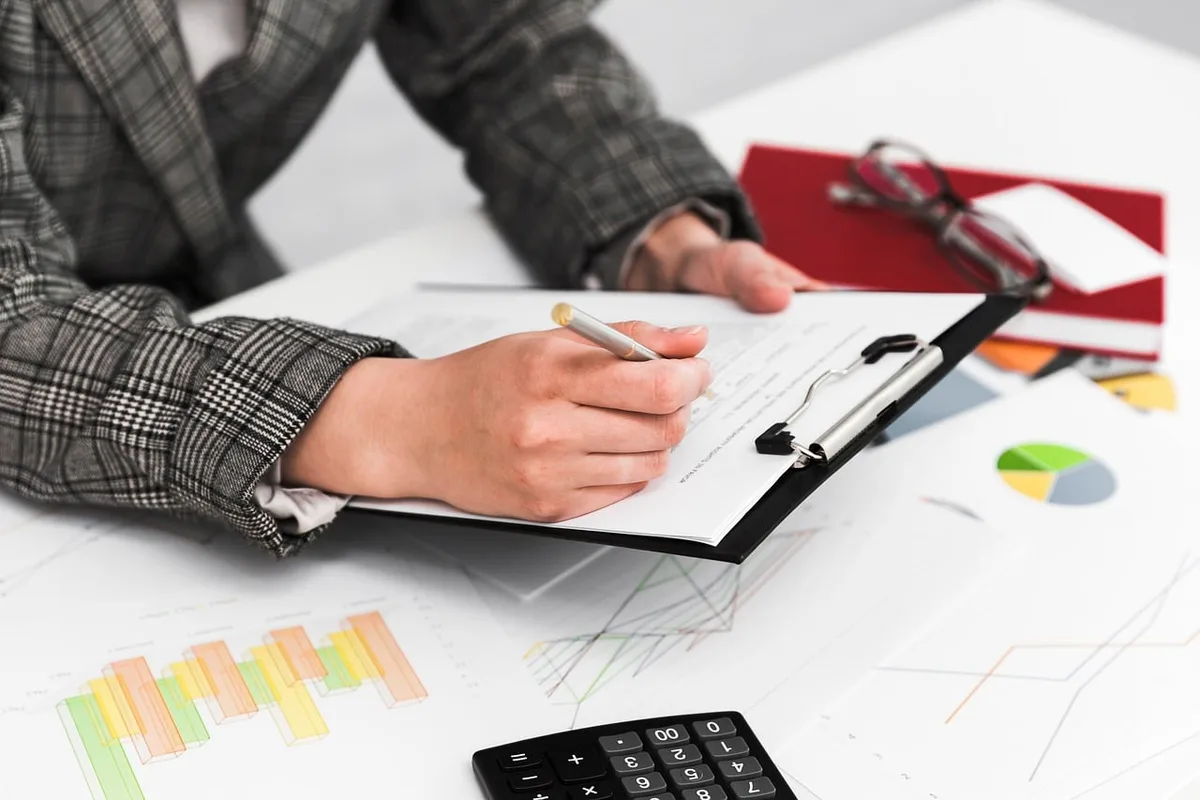 Documents et calculatrice illustrant une épargne de précaution accessible