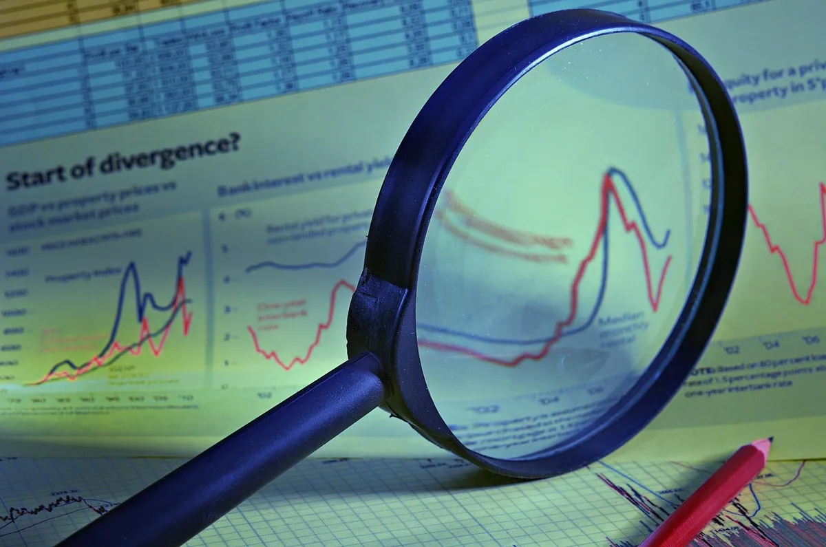 Ordinateur portable et graphiques montrant une allocation vers la croissance