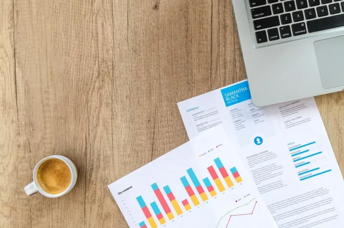 Documents d'investissement immobilier et calculatrice sur un bureau d'investisseur Documents d'investissement immobilier et calculatrice sur un bureau d'investisseur
