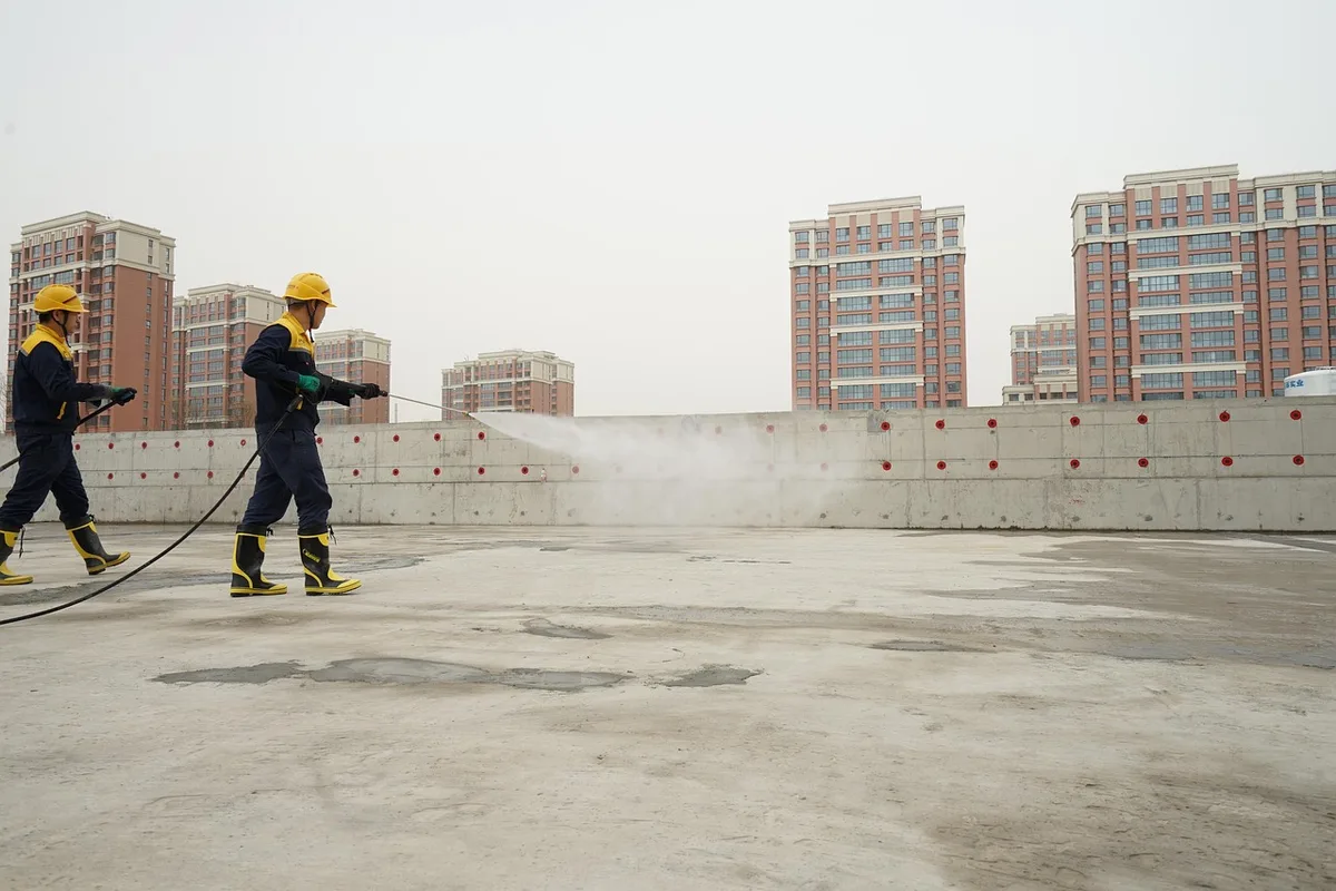 Employeurs procédant à une inspection commune sur un chantier en plein jour
