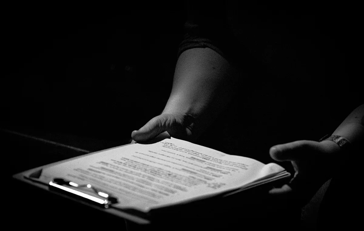 Document de plan de prévention posé sur une tablette près d’un casque