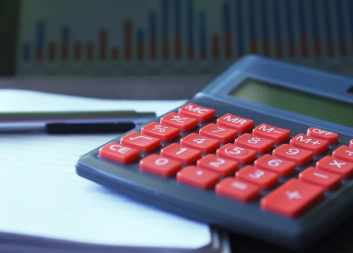 Documents et certificats de parts immobilières sur un bureau avec calculatrice et stylo