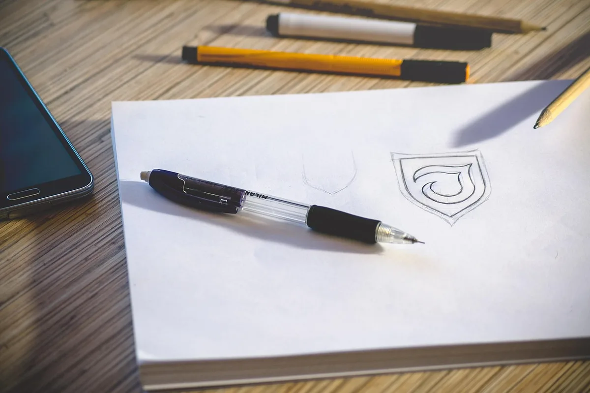 Mandat SEPA signé posé sur un bureau avec un stylo à côté