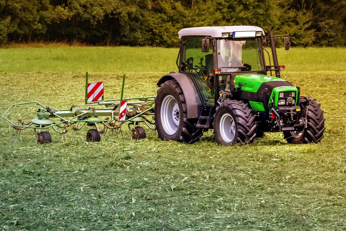 Tracteur agricole près d'une pompe à carburant en journée