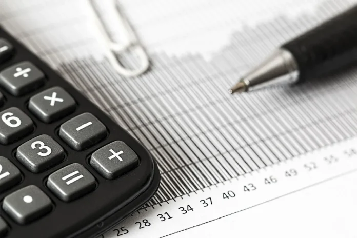 Mains d'agriculteur et ouvrier avec dossier et calculatrice près d'une fenêtre en journée Mains d'agriculteur et ouvrier avec dossier et calculatrice près d'une fenêtre en journée