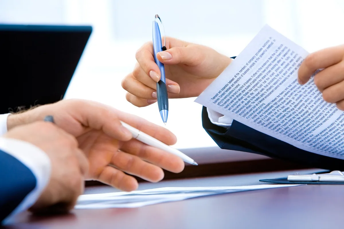 Employé bancaire examinant un chèque rejeté et des documents de rejet