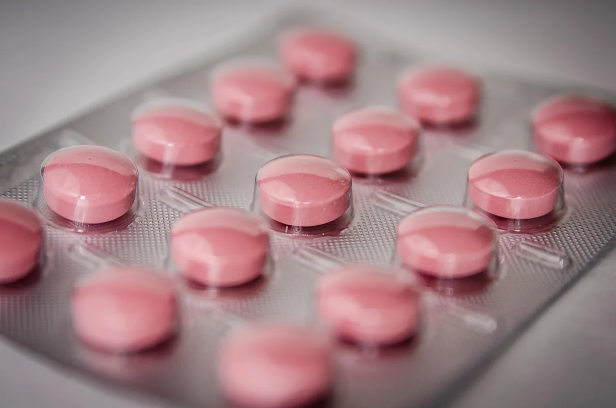 Documents médicaux et prescription sur un bureau pour suivi des arrêts maladie