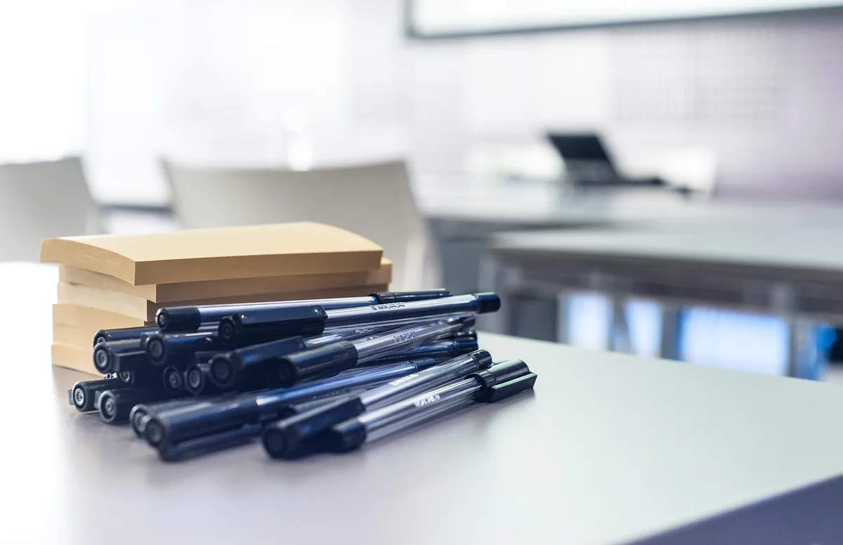 Personne prenant des notes sur la gestion du risque financier et professionnel