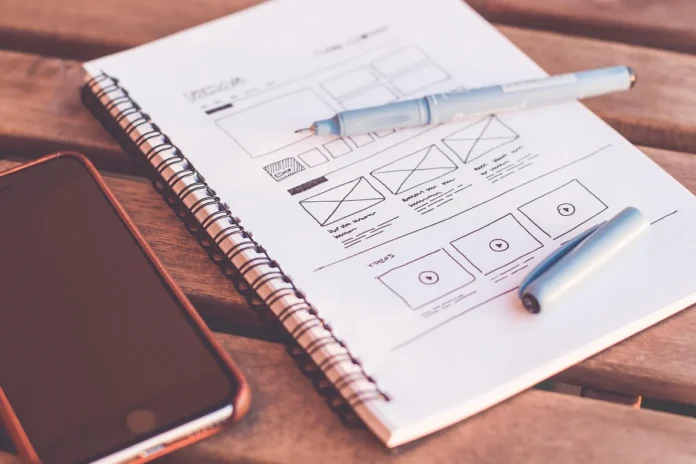 Personne saisissant des informations de projet sur un ordinateur portable avec documents administratifs Personne saisissant des informations de projet sur un ordinateur portable avec documents administratifs