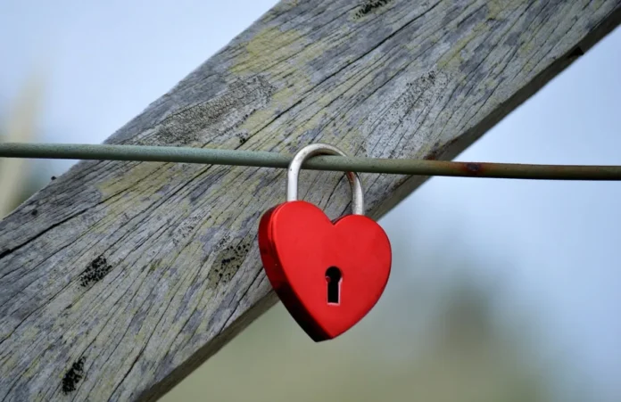 Mains au-dessus d'un clavier d'ordinateur avec symboles de sécurité et cadenas visibles à l'écran Mains au-dessus d'un clavier d'ordinateur avec symboles de sécurité et cadenas visibles à l'écran