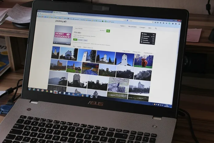 Mains tapant sur un clavier à côté d'un écran de site web en construction