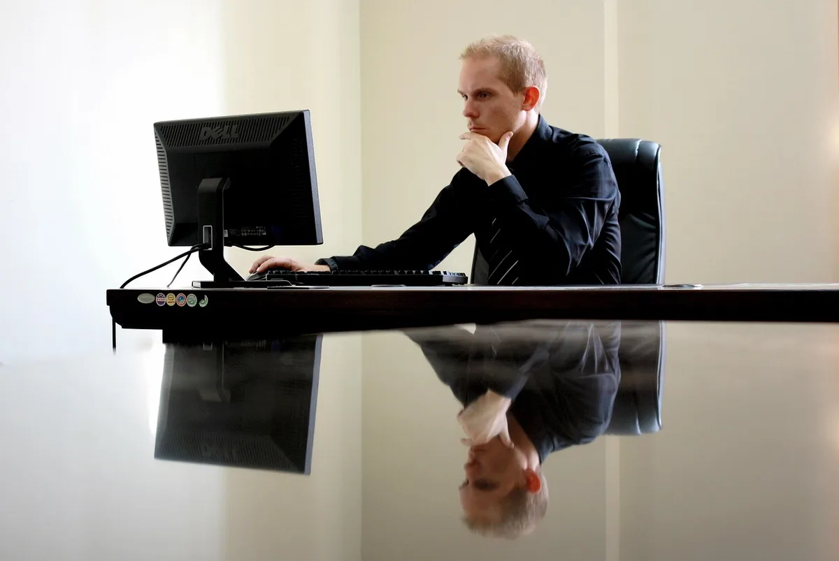Un entrepreneur organise ses documents et consulte son espace professionnel en ligne.
