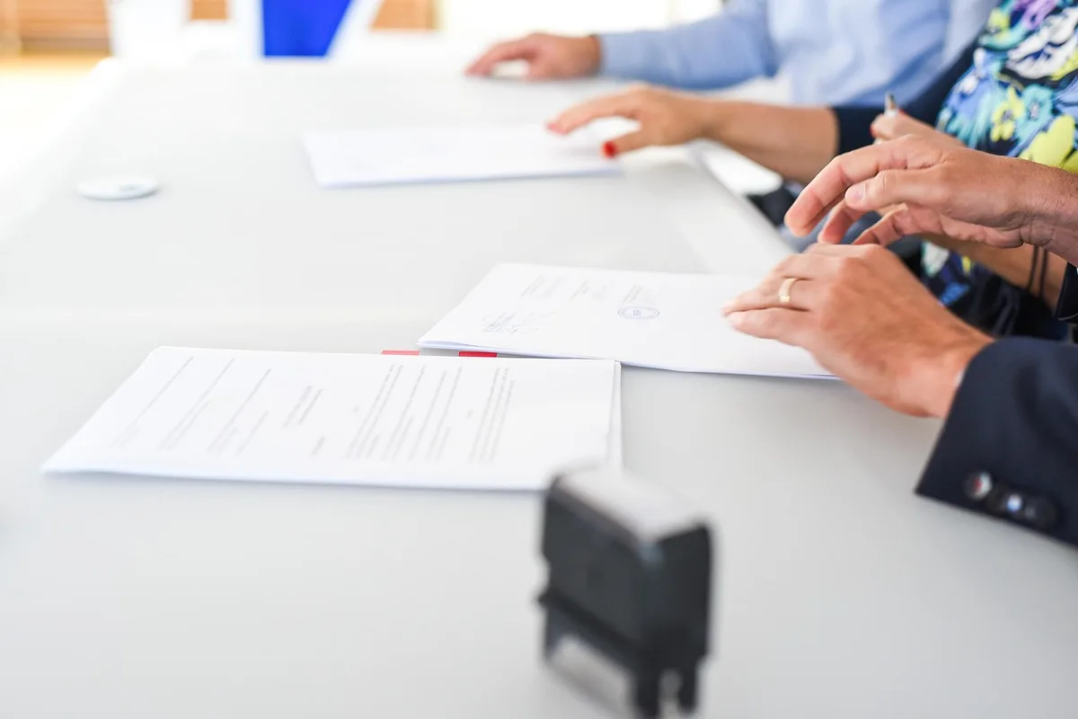 Signature d'un accord écrit entre employeur et salarié sur un bureau