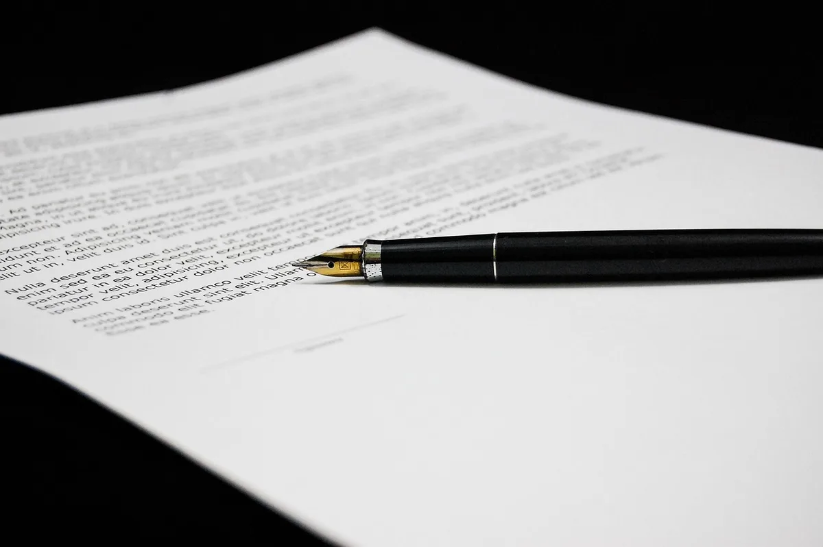 Représentation symbolique d'une saisie sur compte bancaire avec documents officiels