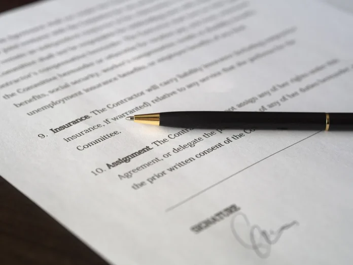 Documents juridiques et contrats de travail sur un bureau professionnel Documents juridiques et contrats de travail sur un bureau professionnel