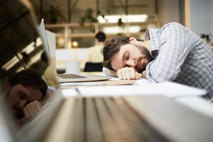 Professionnel RH consultant des documents réglementaires et un calendrier d'échéances sur son bureau
