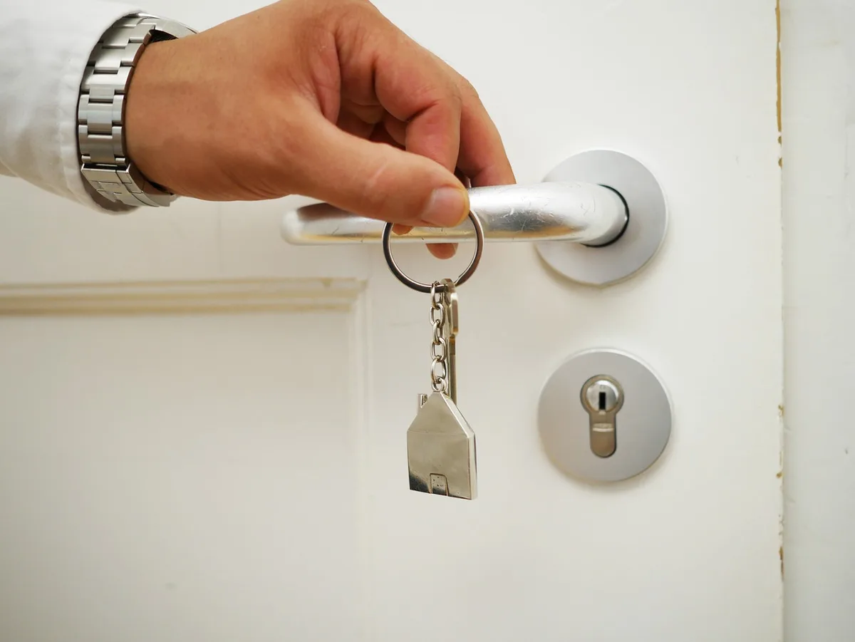 Locataire dans son logement, symbolisant le droit à la jouissance paisible et à la vie privée