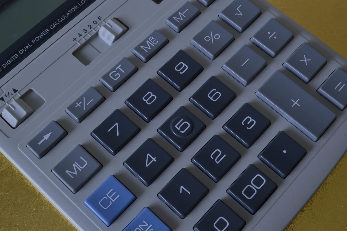 Calcul des indemnités sur une feuille de paie et une calculatrice