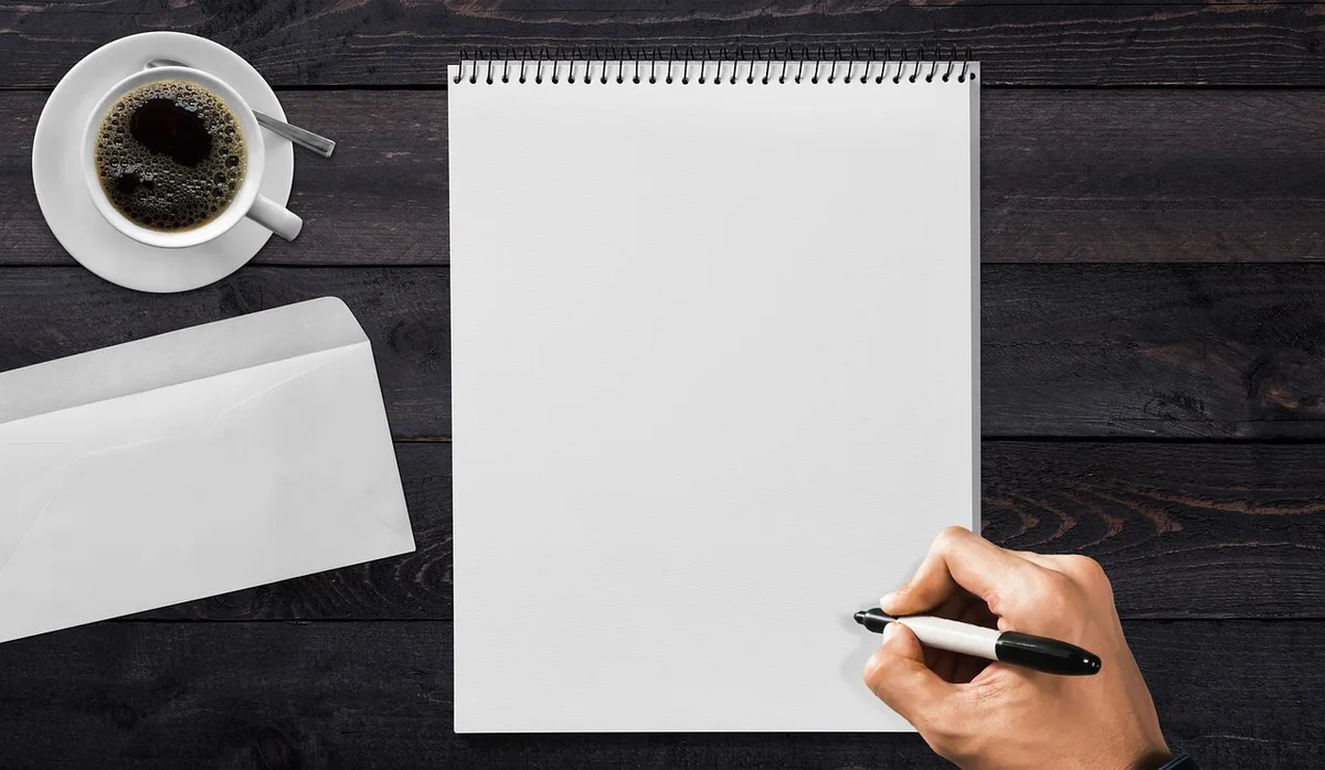 Lettre formelle d'avertissement posée sur un bureau avec enveloppe