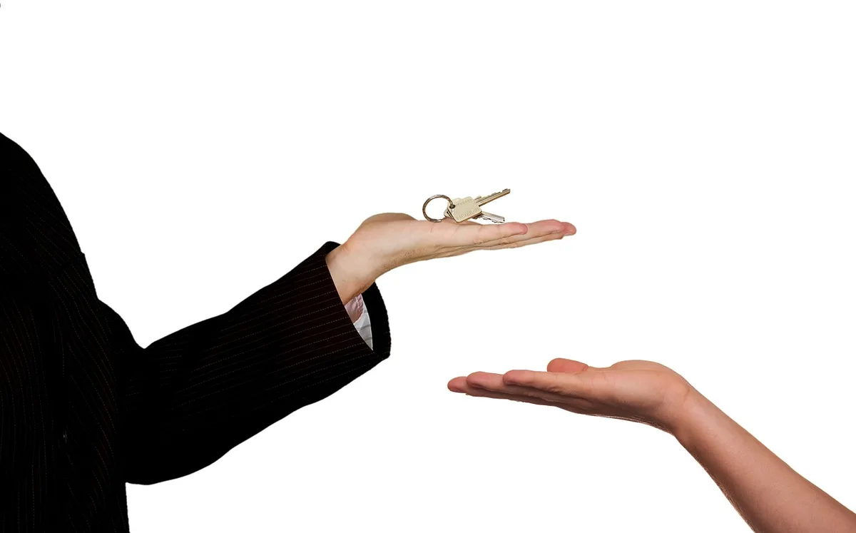 Deux mains anonymes pointant un contrat de bail sur une table