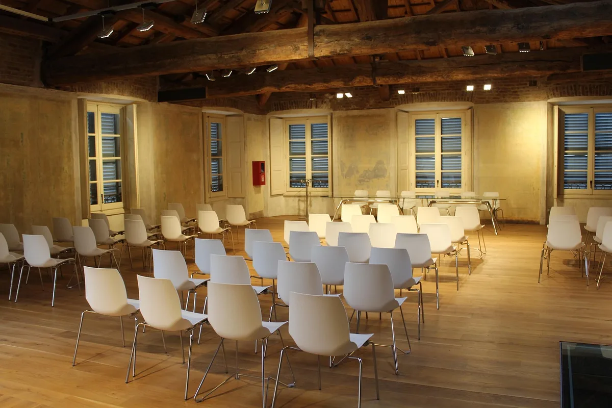 Session de formation en entreprise avec adultes et supports pédagogiques